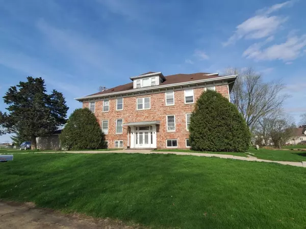 221 N Church, Dakota, IL 61018