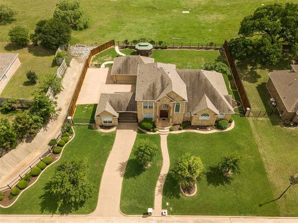 910 Shady Vale Drive, Kennedale, TX 76060