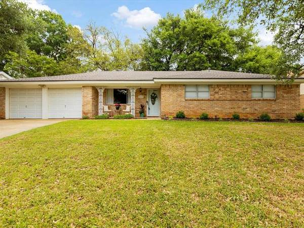 212 Glenn Drive, Hurst, TX 76053