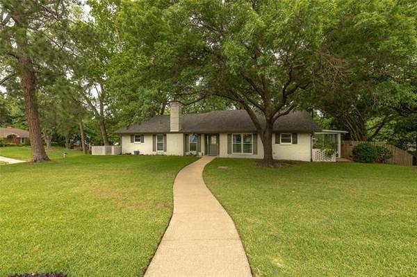 901 Edgecliff Drive, Bedford, TX 76022