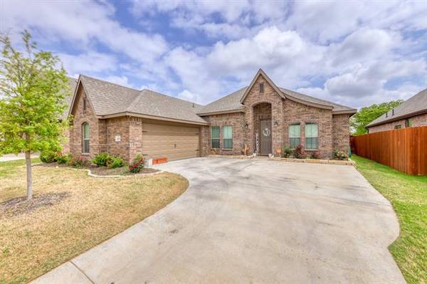 1060 Wildwood Drive, Joshua, TX 76058