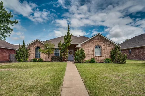 1302 Tad Street, Ennis, TX 75119