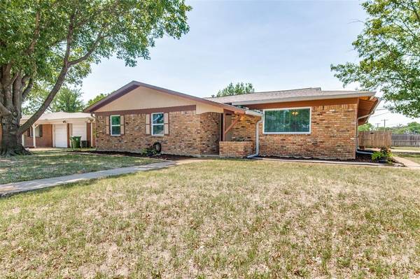 513 Woodcrest Drive, Hurst, TX 76053