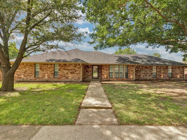 1908 Woodlawn Court, Gainesville, TX 76240