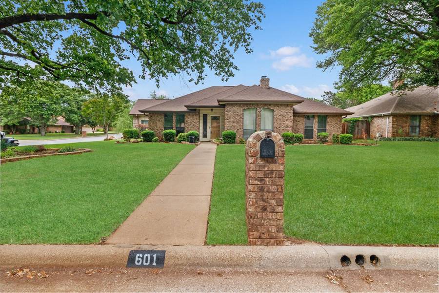 601 Lakewood Lane, Grapevine, TX 76051