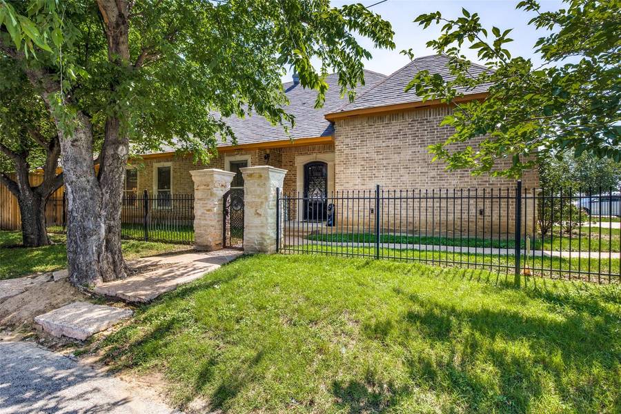 2901 E Berry Street, Fort Worth, TX 76105