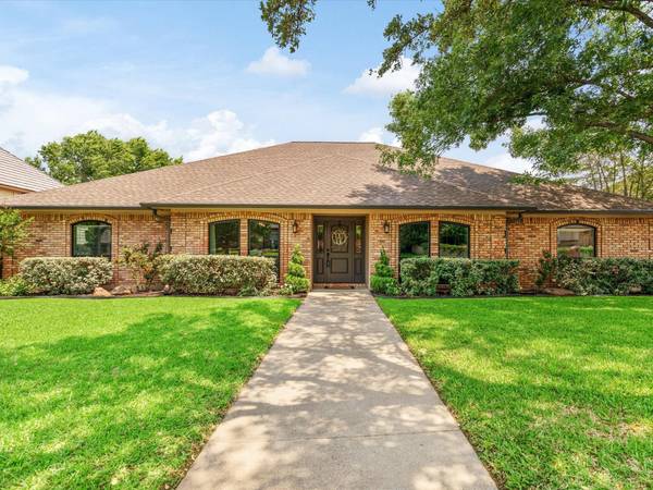 6701 Parkside Court,  Arlington,  TX 76016