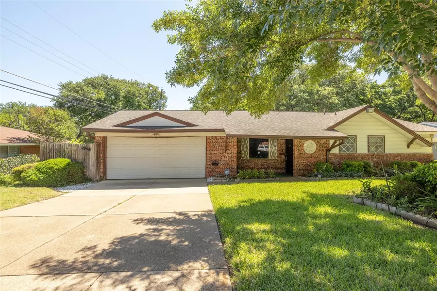 2209 McEwen Court, Fort Worth, TX 76112