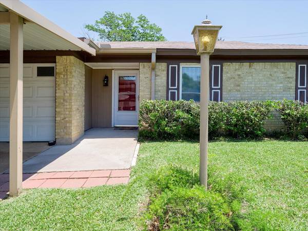 6924 Richardson Drive, Watauga, TX 76148