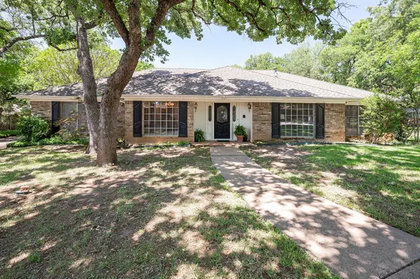 2105 Rosslyn Chapel Court, Arlington, TX 76012