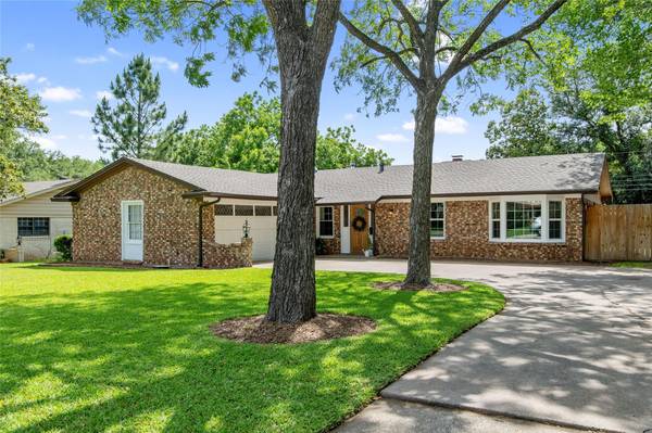 4012 Sunnydale Drive, Benbrook, TX 76116