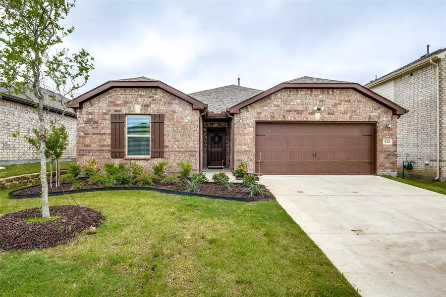 828 Adair Drive, Aubrey, TX 76227