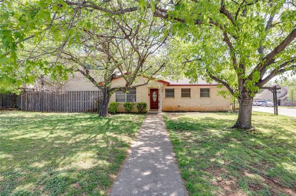 611 Henslee Drive, Euless, TX 76040