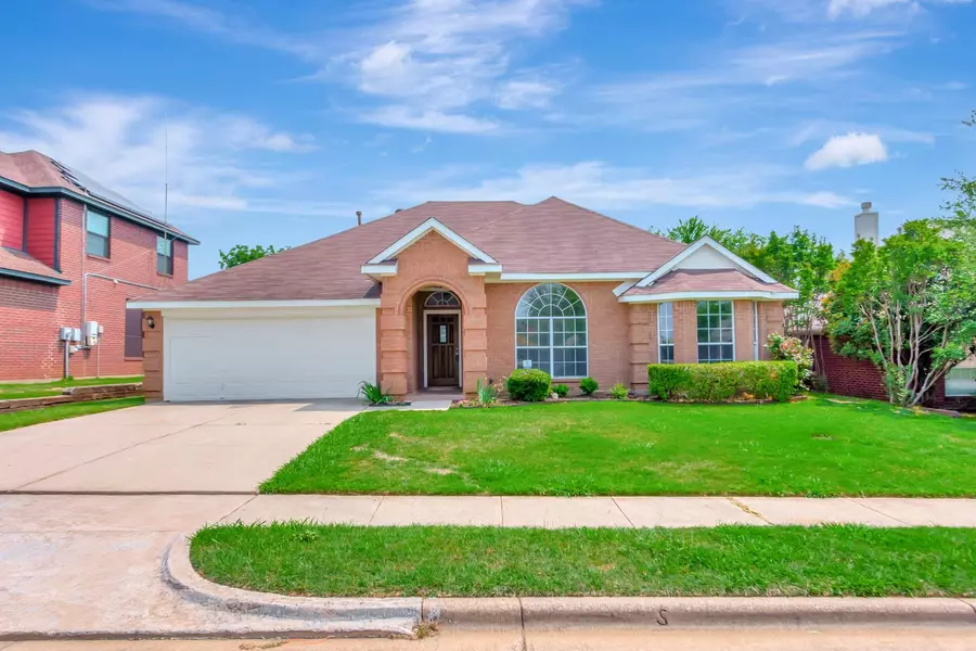 6736 Moss Lane, North Richland Hills, TX 76182