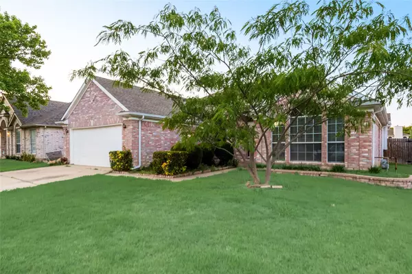 707 Willington Drive, Arlington, TX 76018