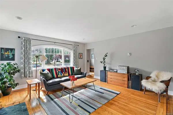 1024 Tolmie Ave, Saanich, BC V8X 2H1