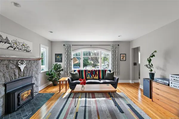 1024 Tolmie Ave, Saanich, BC V8X 2H1