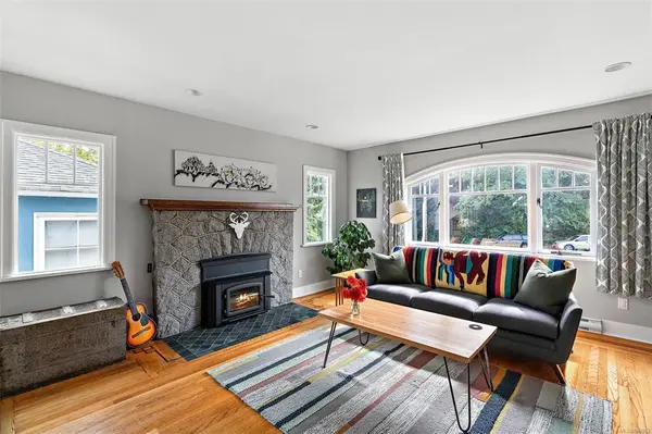 1024 Tolmie Ave, Saanich, BC V8X 2H1