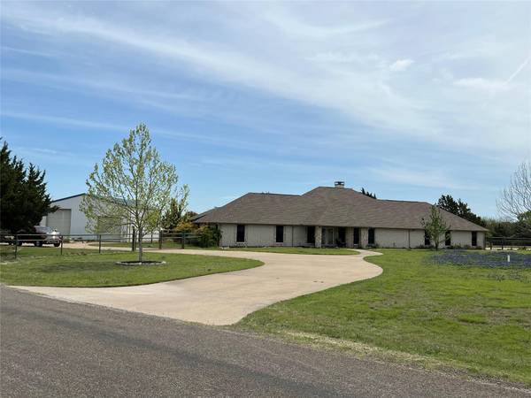 1001 Lariat Circle, Oak Leaf, TX 75154