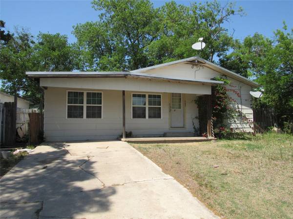 205 W College Avenue, Comanche, TX 76442