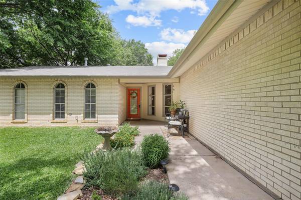 2027 Bowling Green Street, Denton, TX 76201