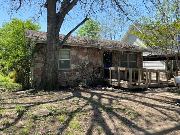 208 Perry Avenue, Waxahachie, TX 75165