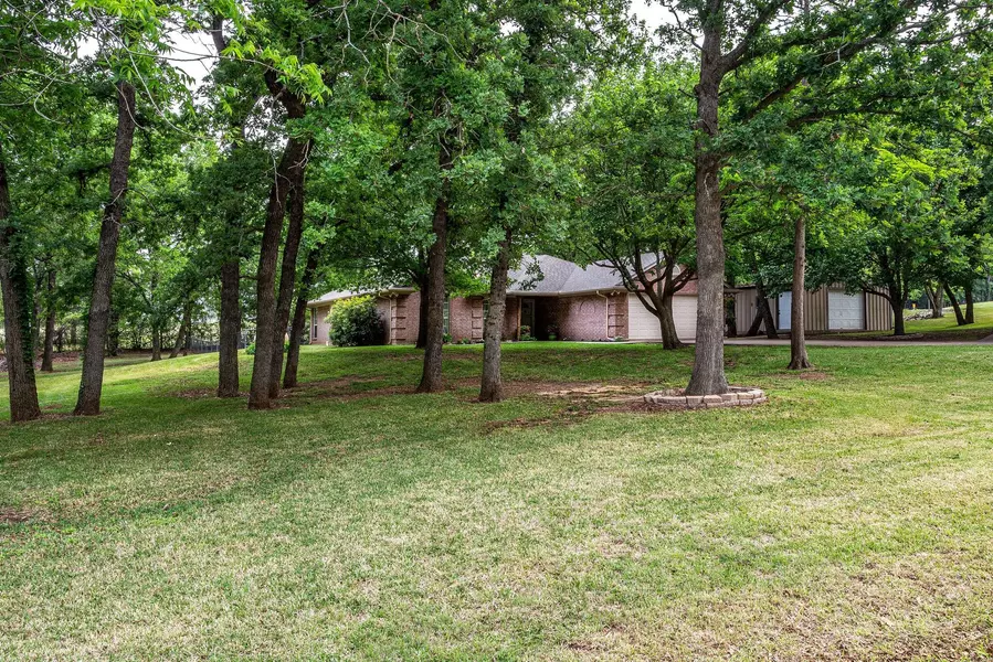 104 Greenwood Oaks Drive, Weatherford, TX 76088