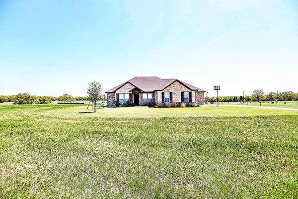 877 John Roth Road, Bowie, TX 76230