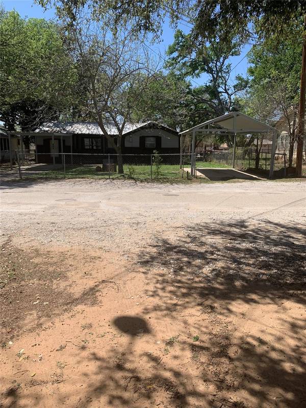 400 Palmer Street, Bangs, TX 76823