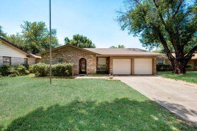 509 Holly Hill Drive, Hurst, TX 76053