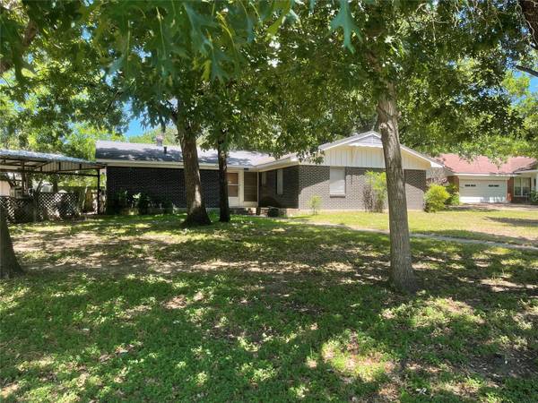 805 Lynn Court, Ennis, TX 75119