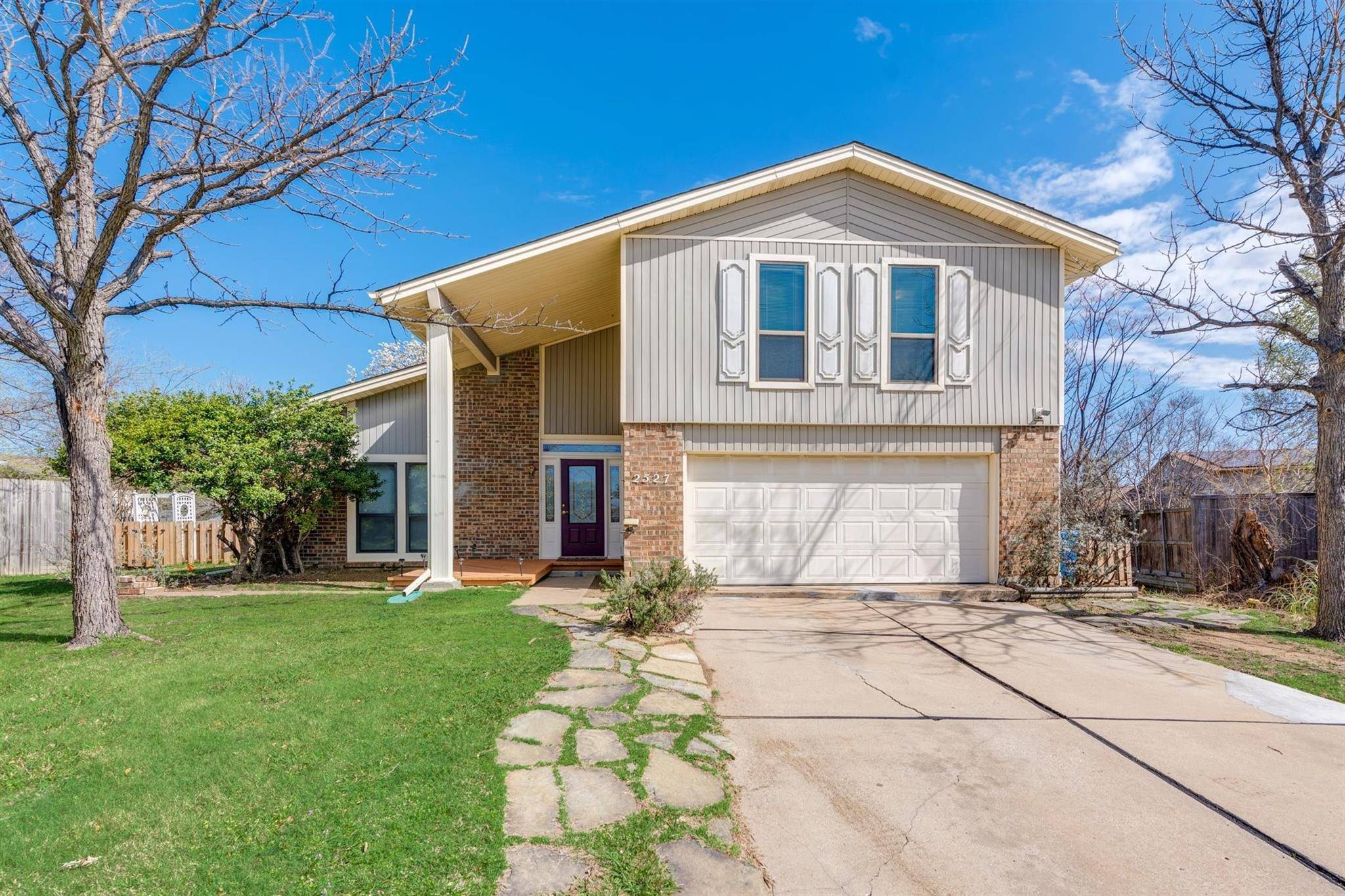 2527 Avenida Circle, Carrollton, TX 75006