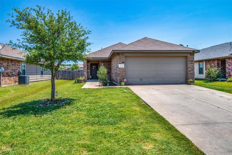 221 Candlewood Circle, Gainesville, TX 76240