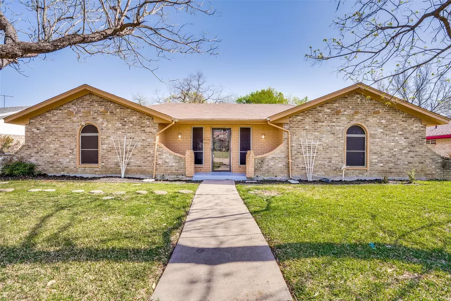 944 Oakbluff Drive, Lancaster, TX 75146