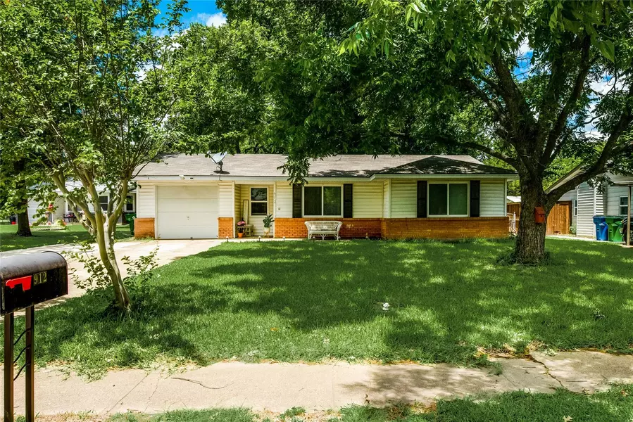 912 Ellis Street, Waxahachie, TX 75165