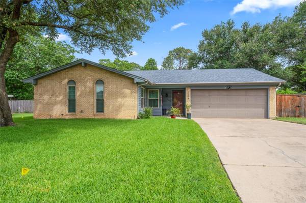 2304 Warwick Court, Bedford, TX 76022