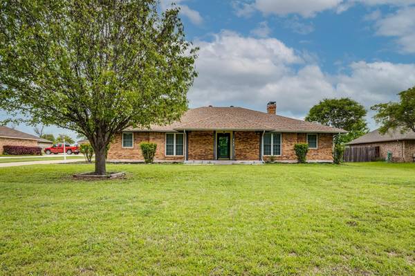 111 Red Oak Creek Drive,  Oak Leaf,  TX 75154