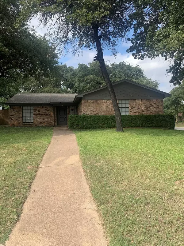 405 Woodlake Circle, Azle, TX 76020