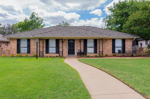 2021 Mountainview Drive, Hurst, TX 76054