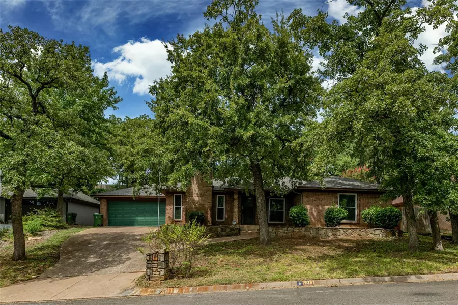 2211 Oakwood Lane, Arlington, TX 76012