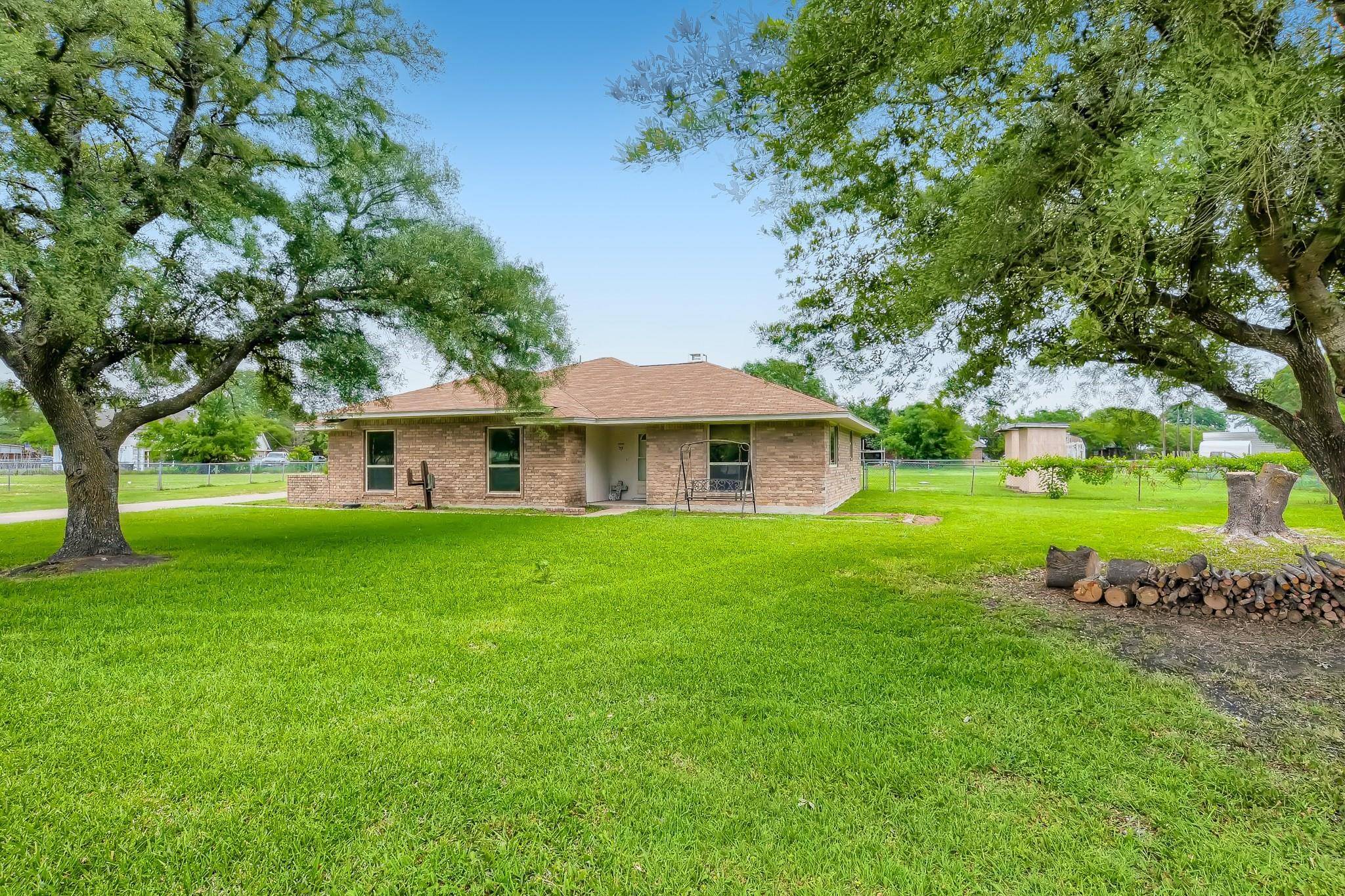 104 Stagecoach Drive, Red Oak, TX 75154