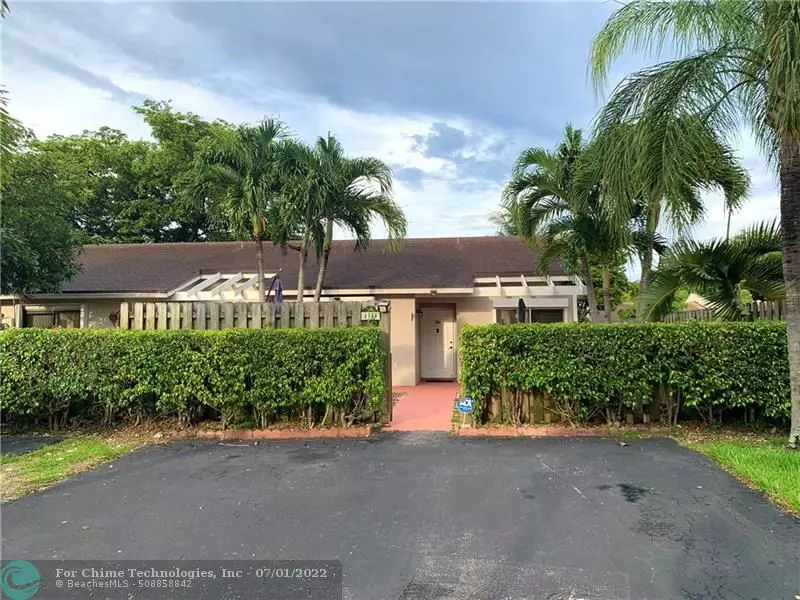 4940 E Lakes Dr, Deerfield Beach, FL 33064