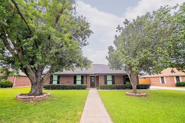 1206 N Saint James Circle, Pilot Point, TX 76258