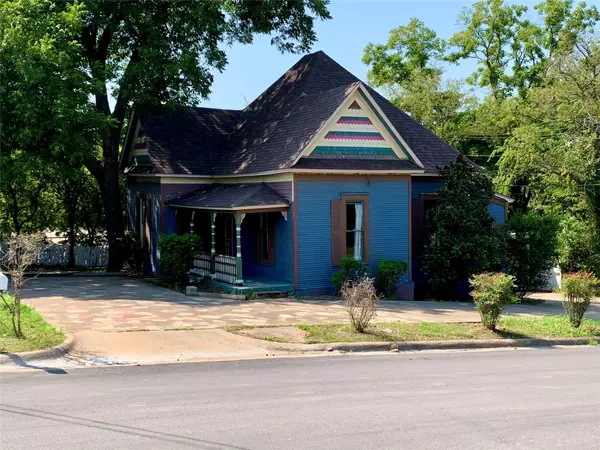 105 N Brazos Street, Weatherford, TX 76086