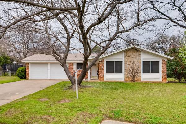 110 W Huitt Lane, Euless, TX 76040