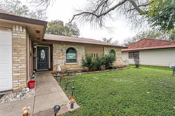 5201 Parkview Drive, Haltom City, TX 76148