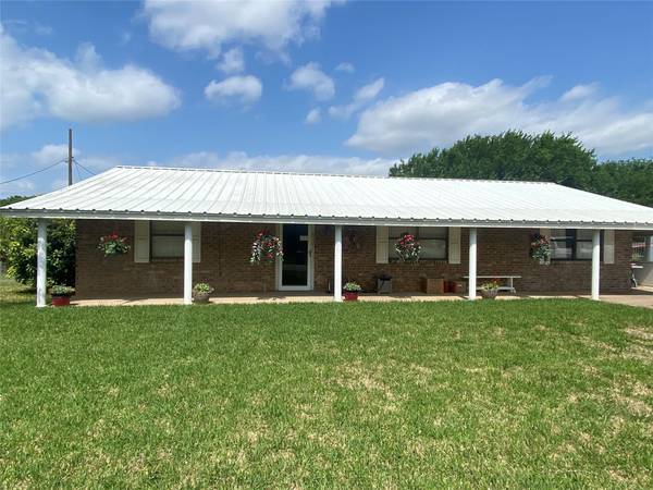 912 Chestnut Street, Hico, TX 76457