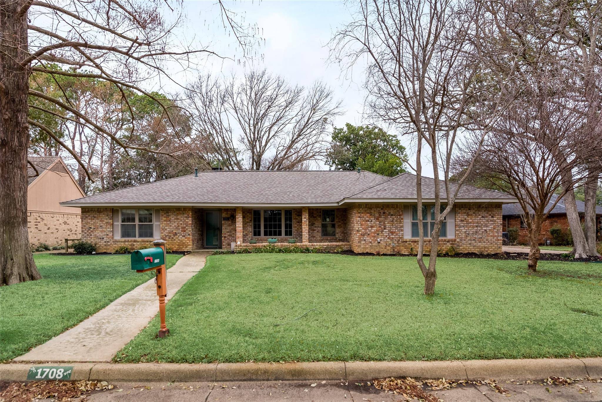 1708 Venetian Circle,  Arlington,  TX 76013
