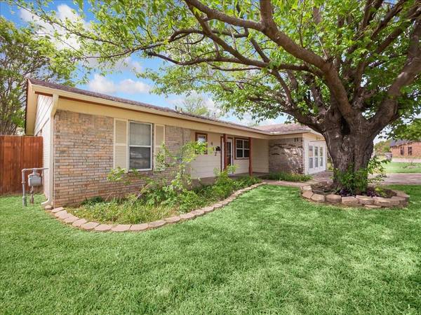 412 Giles Court, Crowley, TX 76036