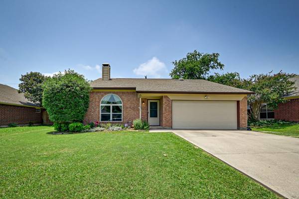 1303 High Crest Drive, Mansfield, TX 76063